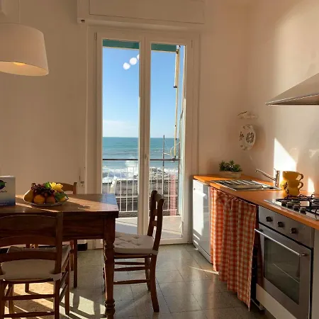Apartment Lo Scoglio By World